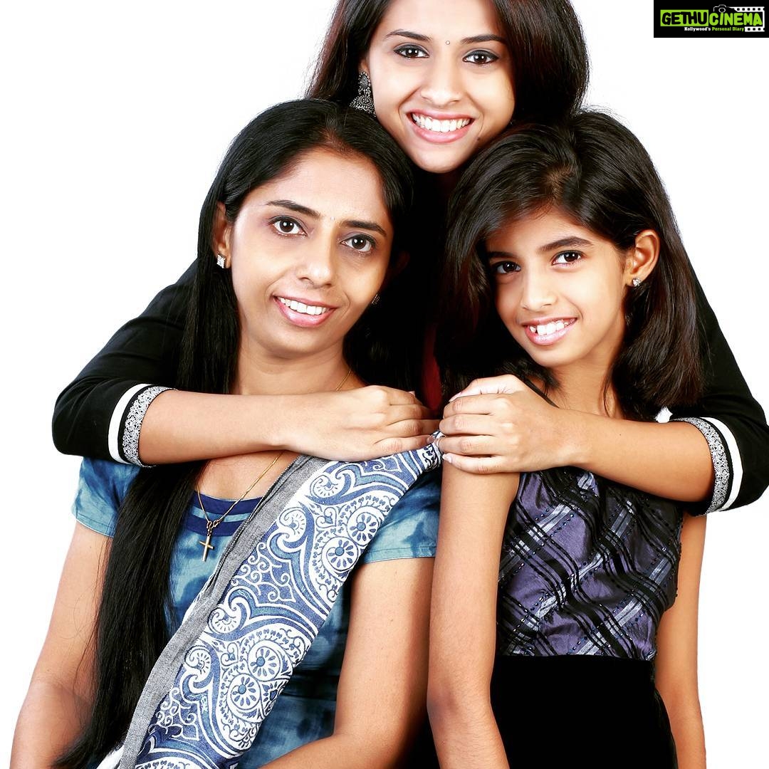 Arthana Binu Instagram - My perfect family ๐ my world! With world's best mom and chechi hehe๐