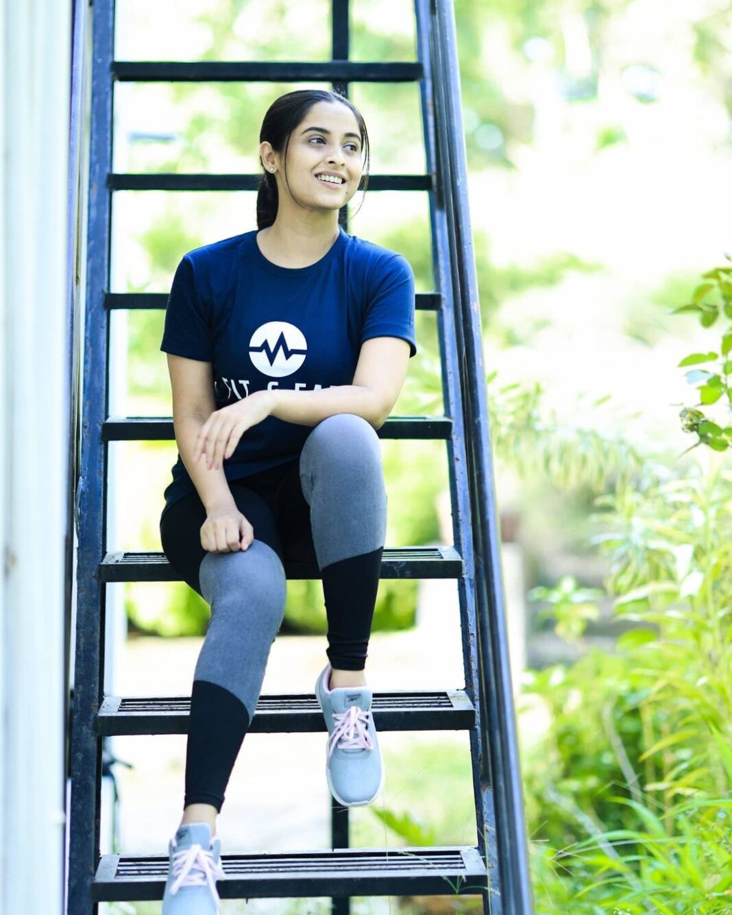 Arthana Binu Instagram - 👕: @_fit__fab @_fit__fab @hari_krz always make sure that I am focused and consistent throughout my fitness journey. The t-shirt from @_fit__fab is a perfect and comfortable workout wear 📷:@rohithsreedhar_j