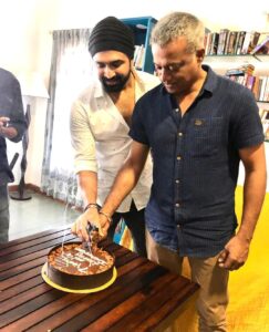 Arun Vijay Instagram - 7 years!!❤ Celebrating the birth of #Victor with the creator @gauthamvasudevmenon himself🤗🥰... Humbled with all your love through all these years🙏🏽
#AjithKumar sir!!💪🏽❤
#7YearsOfYennaiArindhaal @editoranthonyofficial
@munnasimon