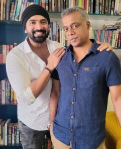 Arun Vijay Instagram - 7 years!!❤ Celebrating the birth of #Victor with the creator @gauthamvasudevmenon himself🤗🥰... Humbled with all your love through all these years🙏🏽
#AjithKumar sir!!💪🏽❤
#7YearsOfYennaiArindhaal @editoranthonyofficial
@munnasimon