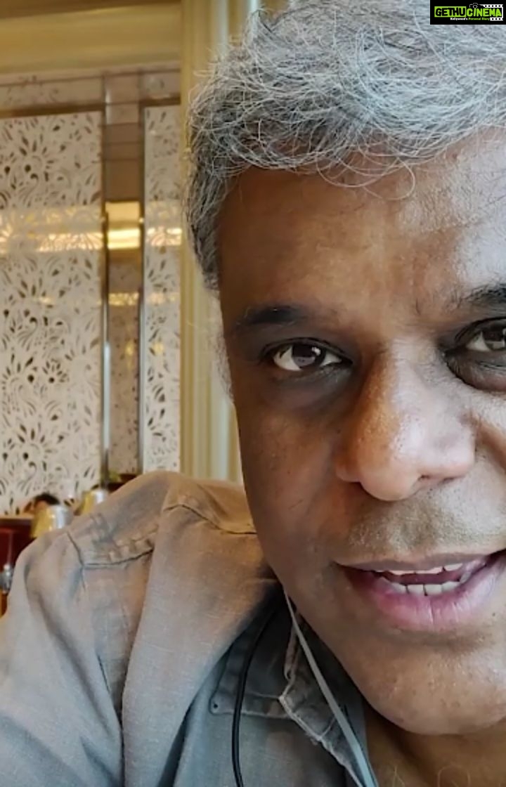 Ashish Vidyarthi Instagram - Pause for a moment and think how much of our past do we keep carrying into our present? What's interesting is, it's not just the defeats from our past, but how even past victories impact us. Have a look at the video and share your thoughts on the same.. #alshukranbandhu #alshukranzindagi #smallvictories #avidminer #ashishvidyarthi #impactday #ThumbsupThursday