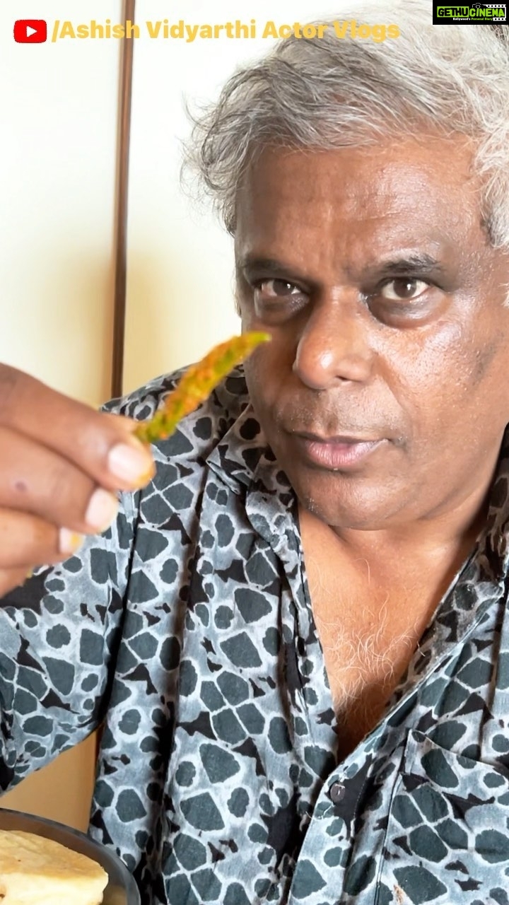 Ashish Vidyarthi Instagram - Post an all night shoot a morning Power Pav and Vada from Bansi Vadapav #DoMoreWithLife #vadapav #bansivadapav #actorslife #spicy #chutney #reels #reelsinstagram #reelitfeelit #reelkarofeelkaro #reels #remix #trending #actor #ashishvidyarthi