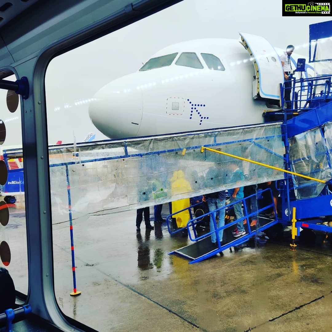 Ashish Vidyarthi Instagram - Going that extra 3metres... Impressed with Indigo staff extending the rain sheltered awning from the ramp to the coach.. @indigo.6e Mumbai Chatrapati Shivaji Aiport T1