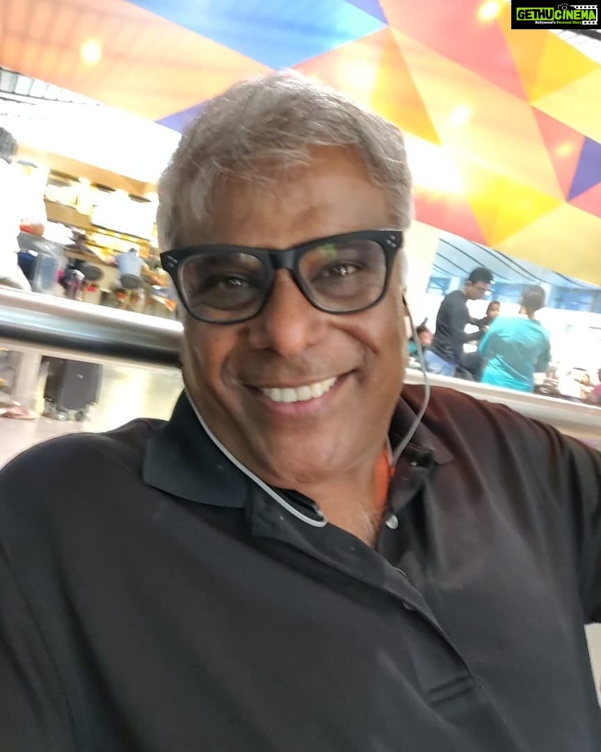Ashish Vidyarthi Instagram - After a day visit to this beautiful city and an interaction with @ficciflohyderabad... Heading to Jaipur.. Different region.. Same temperature! Alshukran Bandhu.. Alshukran Zindagi RGIA - Hyderabad