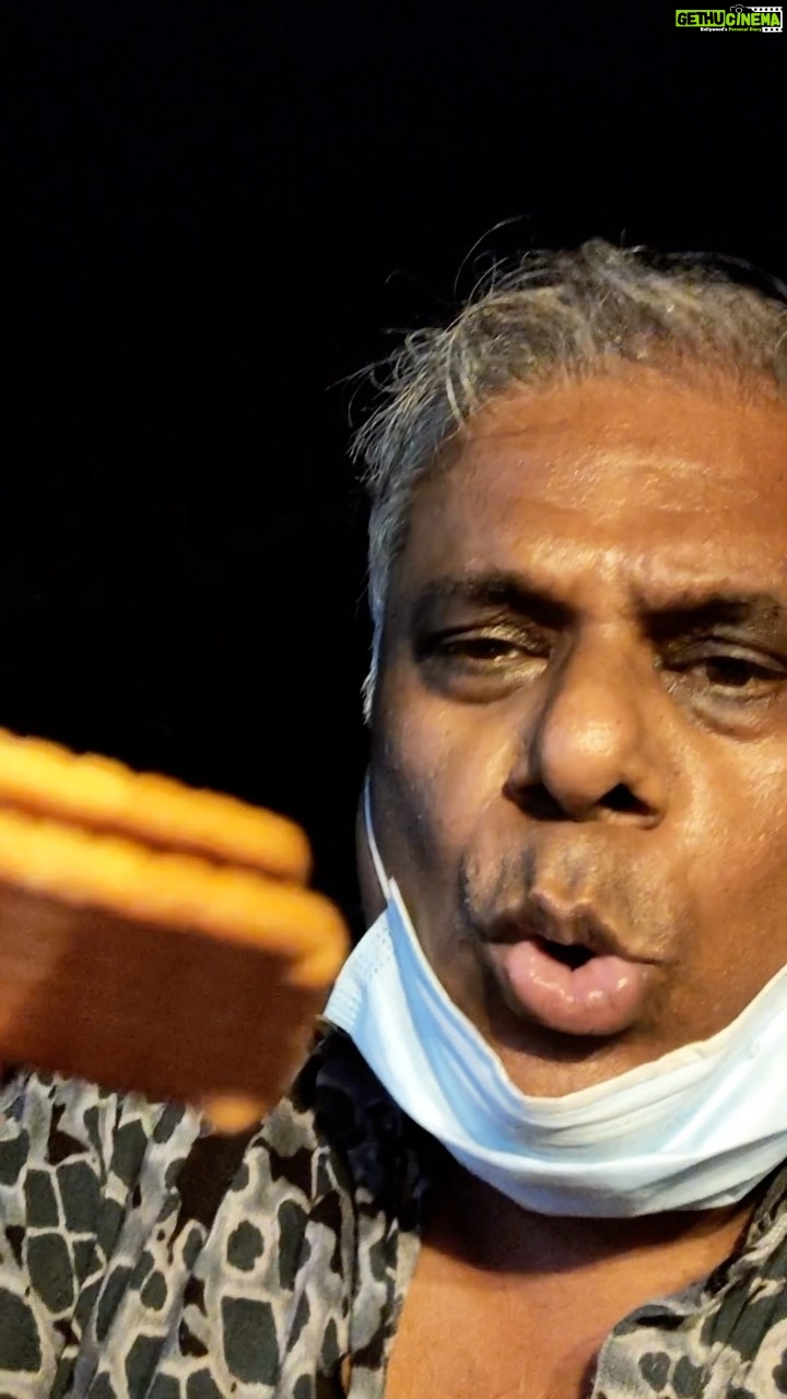 Ashish Vidyarthi Instagram - Gully chai and biscuits at Marine drive, Raipur ☕️ #DoMoreWithLife #raipur #friends #tea #chai #parlebiscuits #marinedrive #love #friendship #travel #traveldiaries #gully #gullychai #reels #reelsinstagram #reelitfeelit #reelkarofeelkaro #trending #viral #remix Marine Drive Raipur
