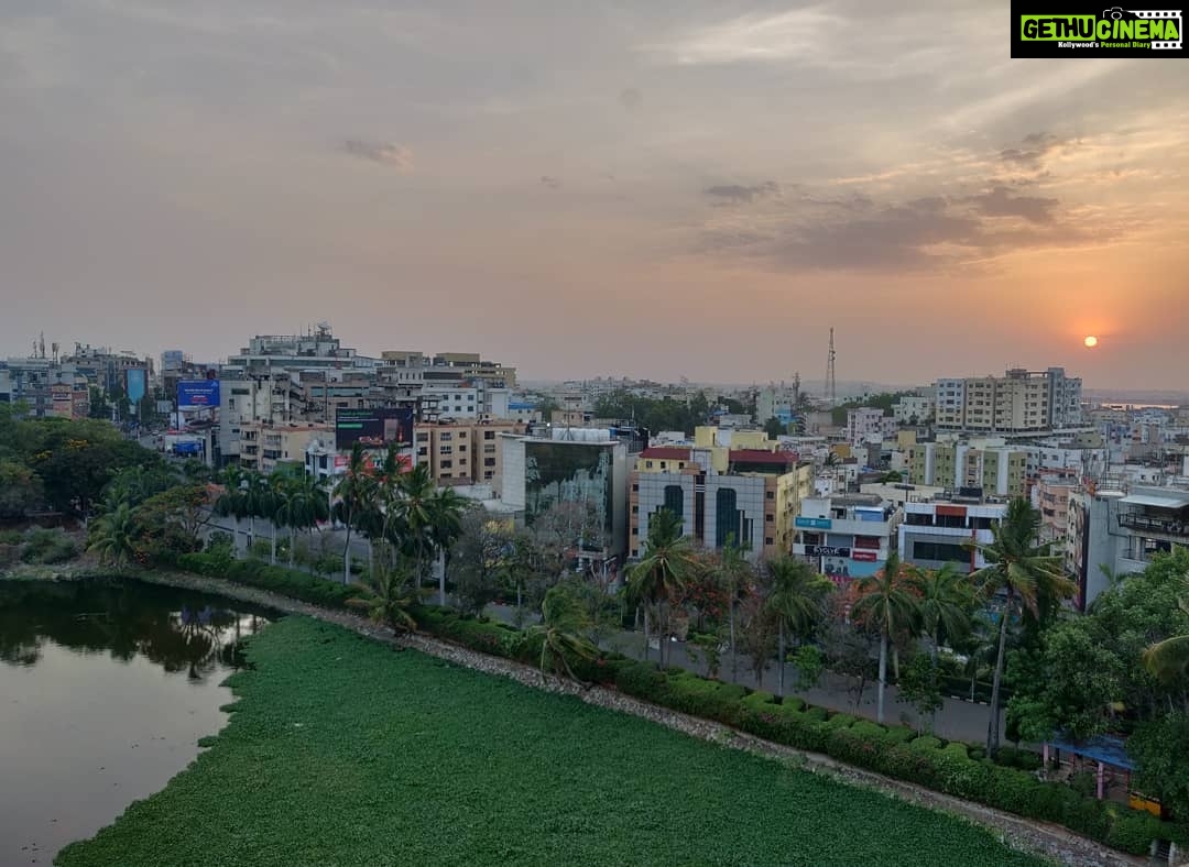 Ashish Vidyarthi Instagram - A sunrise from my room.. Seen with No filters... Except for the thoughts I bring to it.. Shall share more in a video, shortly. Taj Banjara