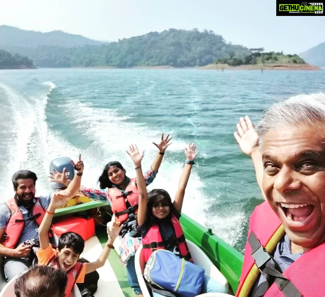 Ashish Vidyarthi Instagram - A slight change in plan.. And boat we do.. @leozpeak @sameerarajan @vantablack_9392 Wayanad, India