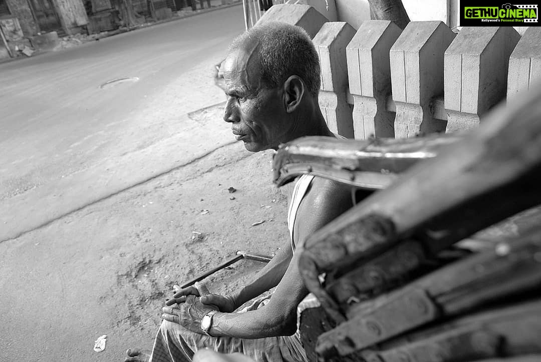Ashish Vidyarthi Instagram - This rickshaw puller!! I came across this picture I took in 2007 on my trip to Kolkata. Saw this old hand rickshaw puller, taking a breather.. gazing into infinity........ what do you think is he contemplating? Do share ... https://ashishvidyarthipictureit.wordpress.com/2007/02/11/thinking-of-going-extinct/ #pictureit #ashishvidyarthi #avidminer #rickshawpuller #gazing #2007 #reminiscing #memories