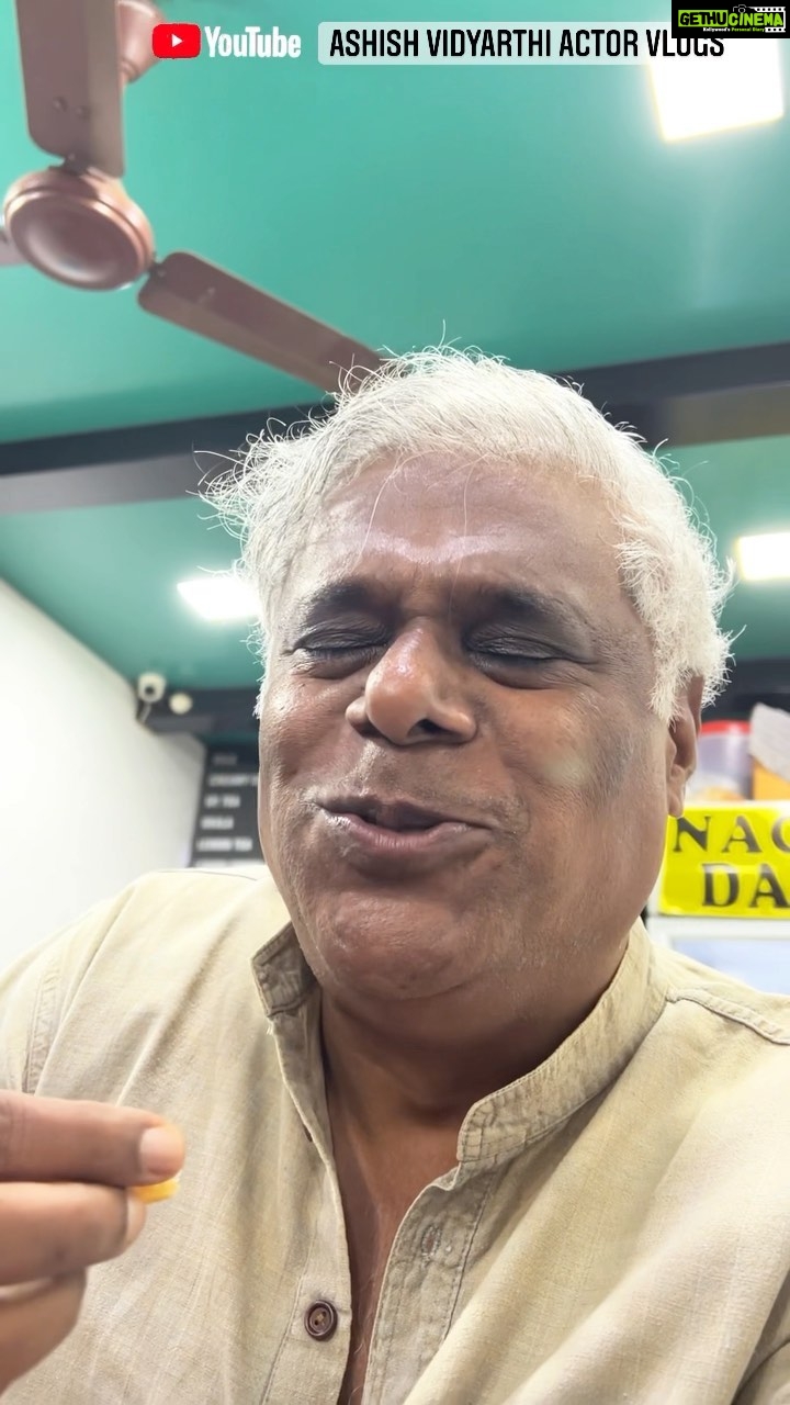 Ashish Vidyarthi Instagram - Scrumptious Kheema Burun and Irani Chai at Andheri West, Linking Road๐๐ #mumbai #kheema #burun #kheemapav #iranichai #chai #breakfast #morning #streetfood #mumbaifoodie #mumbaistreetfood #reels #reelisinstagram #reelitfeelit #reelkarofeelkaro #love #bts #shootlife #ashishvidyarthi #actorvlogs #actorslife #shootlife #trending #viral #doobey #gehraiyaan