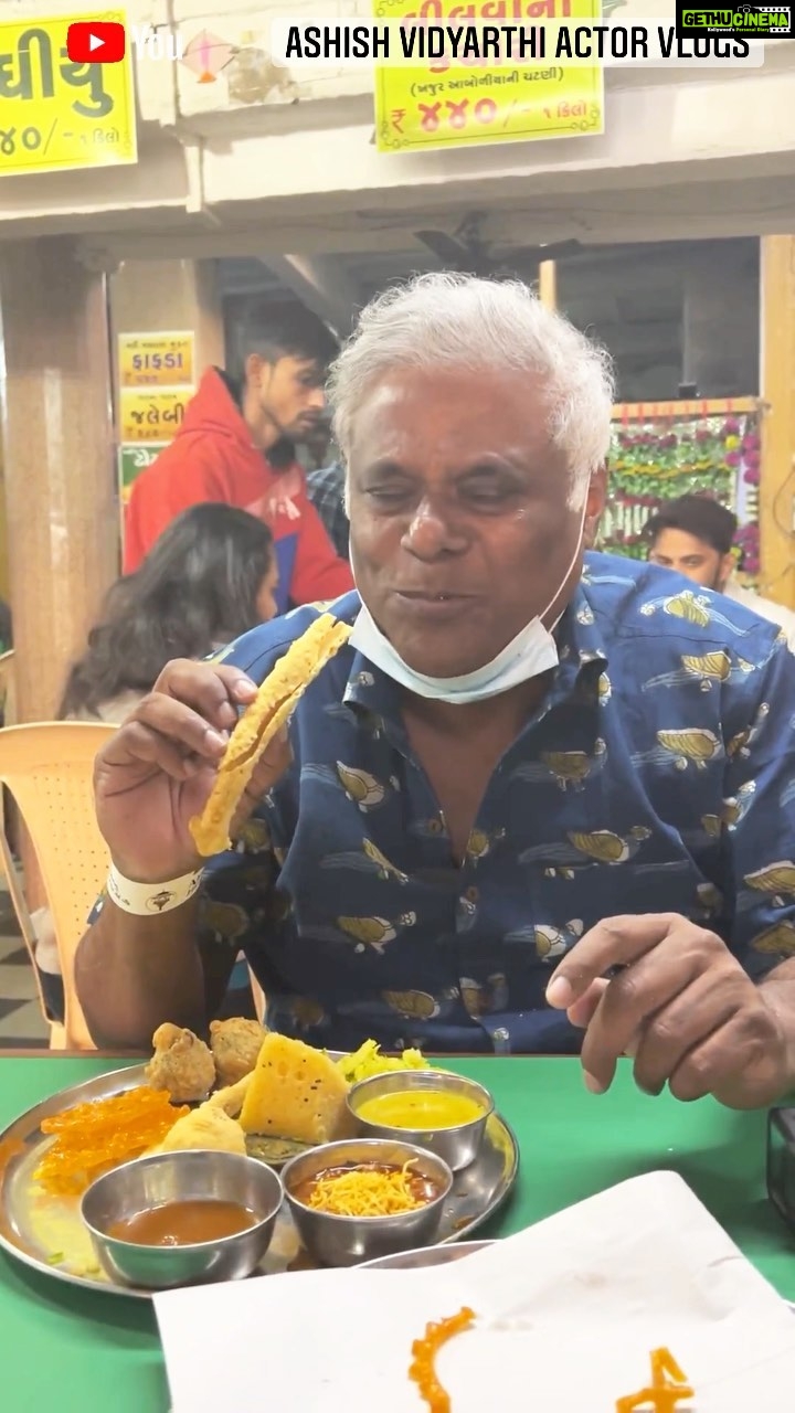 Ashish Vidyarthi Instagram - Breakfast at 120 Years old Chandravilas Restaurant in Ahmedabad 😋😍 #kemcho #gujarat #ahmedabad #chandravilas #food #breakfast #foodie #dhokla #khaman #undhiyu #fafda #jalebi #sev #reels #reelisinstagram #reelitfeelit #reelkarofeelkaro #reel #india #love #friendship #travel #eat #ashishvidyarthi #actorvlogs #actorslife #bts #gujarat #ahmedabad #gujaratifood