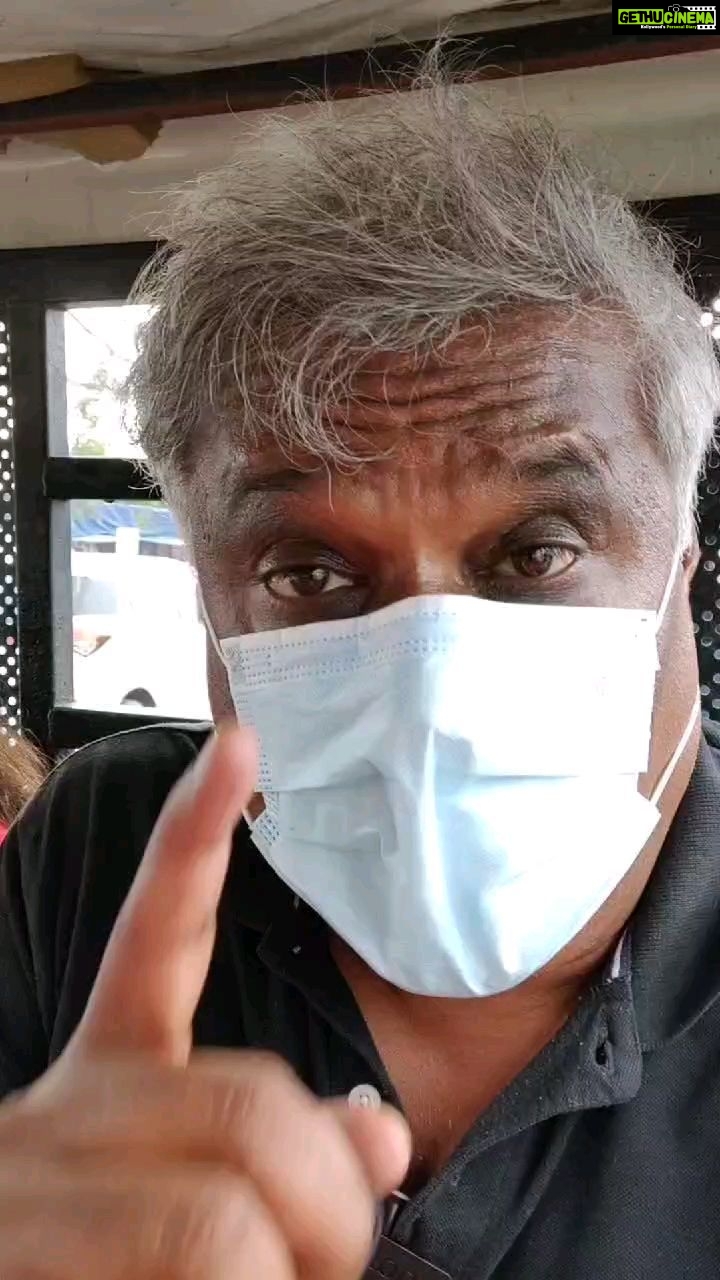 Ashish Vidyarthi Instagram - 5 batch mates from Bhartiya Vidya Bhawan's Vallabhram Mehta Vidyalaya, Delhi... Let their hair down.. And it was Shashi s 56th. All five qualified by being Chhappan! @shashiishine @madhumitaraut @niki_kantawala @ud_sunrise @ashishvidyarthi1 #DoMoreWithLife #bachpankapyar #bachpan #dost #yaar #dosti #yaari #delhi #friendship #friends #schoollife #life #love #classmates #batchmates #reels #reelsinstagram #reelitfeelit #reelkarofeelkaro #reel #trending #viral #remix #weekend #vibes #saturday