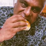 Ashish Vidyarthi Instagram - Joshi Vadapav with bandhu @arunbhardwaj67_ in Pune 🌶😌 #DoMoreWithLife #instagood #instafood #instareels #reels #reelitfeelit #reelkarofeelkaro #food #travel #yummy #vadapav #spicy #trending #trend #mirchi #mumbai #reelsinstagram #remix #sunday #sundayfunday #viral #feelinggood #pune #maharashtra #joshivadapav