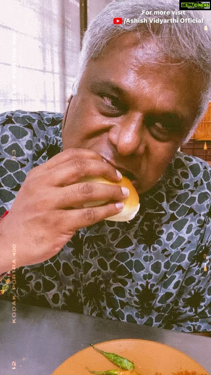 Ashish Vidyarthi Instagram - Joshi Vadapav with bandhu @arunbhardwaj67_ in Pune 🌶😌 #DoMoreWithLife #instagood #instafood #instareels #reels #reelitfeelit #reelkarofeelkaro #food #travel #yummy #vadapav #spicy #trending #trend #mirchi #mumbai #reelsinstagram #remix #sunday #sundayfunday #viral #feelinggood #pune #maharashtra #joshivadapav