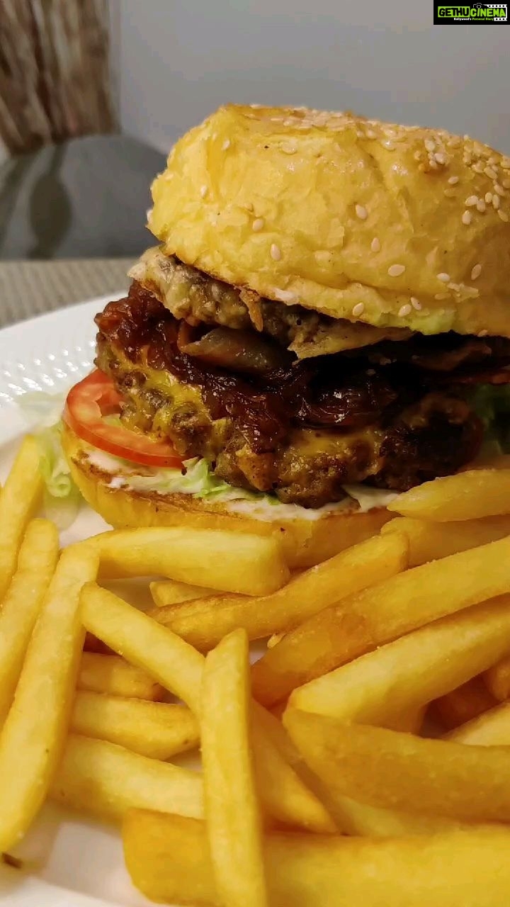Ashish Vidyarthi Instagram - Uffff.... तुझको देखा तो कुछ ऐसा लगा... #DoMoreWithLife #midnightbite #dilli #ashishvidyarthi #instafood #instaburger #instagood #trending #trend #reelkarofeelkaro #reelitfeelit #yummy #tasty #reelsindia #instareels #delhi #mumbai #burger #food #travel #life