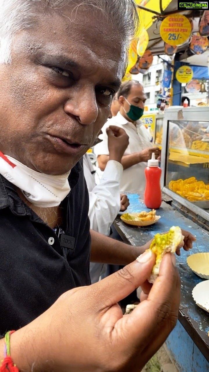 Ashish Vidyarthi Instagram - A post lockdown Vadapav😋 #DoMoreWithLife #bachpankapyaar #vadapav #instafood #breakfast #instagood #mumbai #mumbaimerijaan #morningvibes #bachpankapyarmerabhulnhaijanare #yummy #tasty #trend #trending