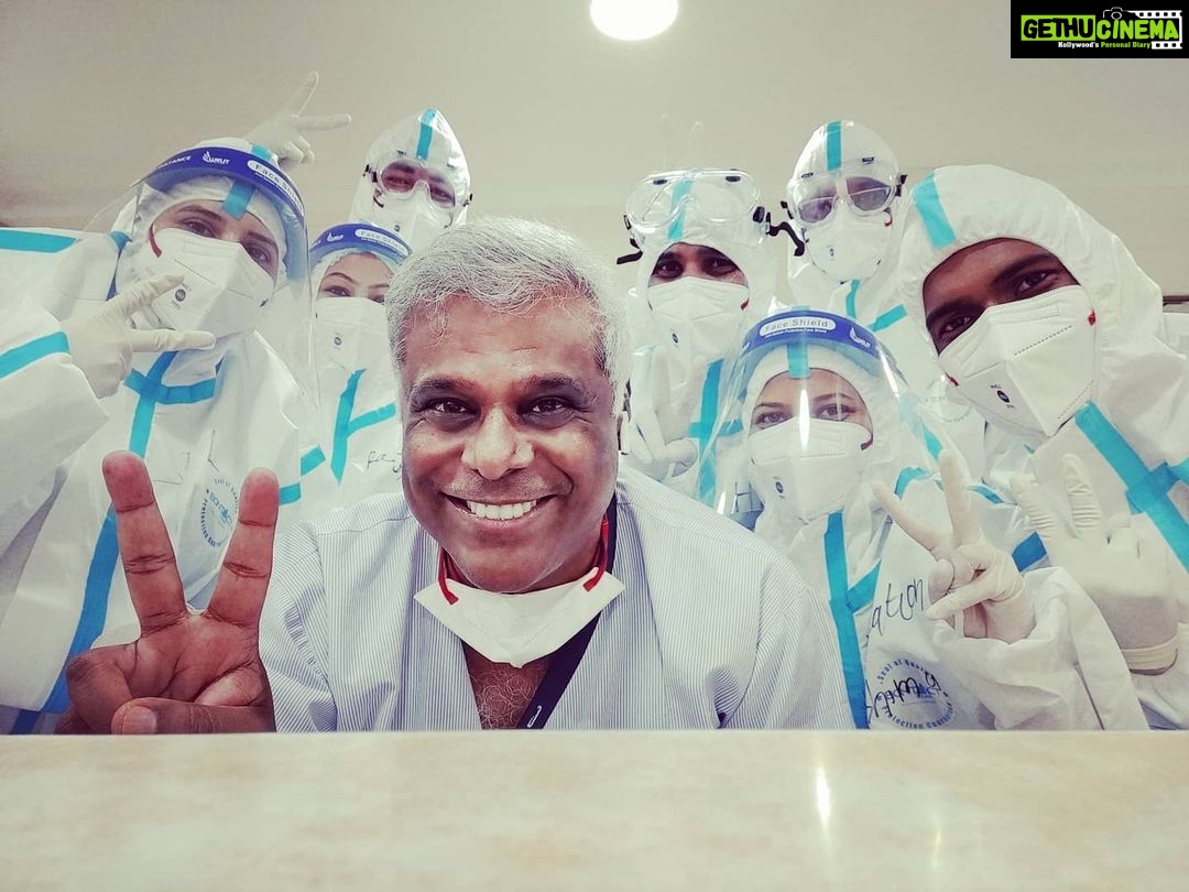 Ashish Vidyarthi Instagram - A change in guard.. Every 15days teams change, go into quarantine.. A new set takes over.. This set ends their tour of duty, today.. I will most probably be out before they return to carry on their service.. A thank you moment from yesterday. #covidwarriors Day 4... I am doing great. Alshukran Bandhu Alshukran Zindagi!