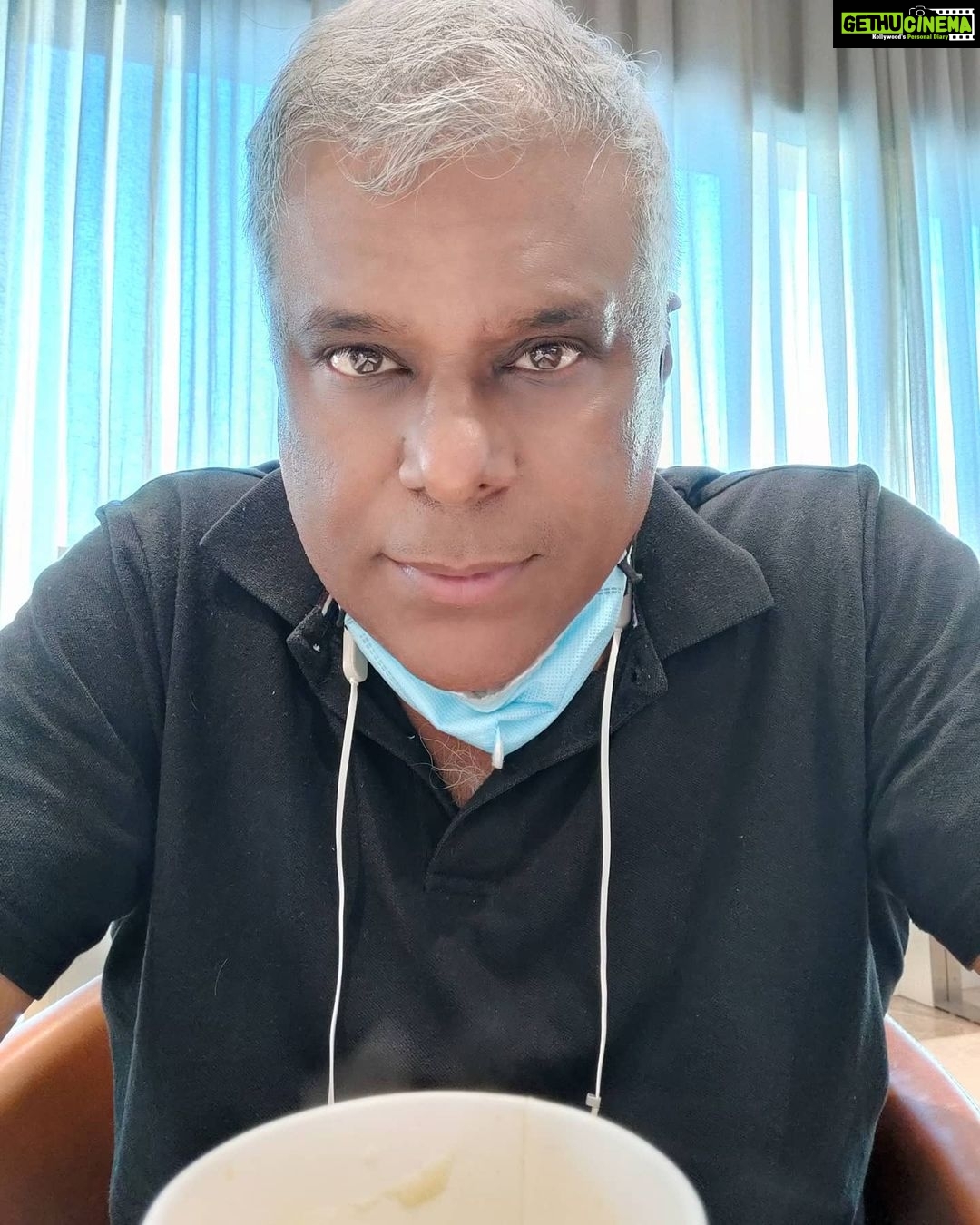 Ashish Vidyarthi Instagram - Chennaiwards... Terminal 2 Chatrapati Shivaji Terminal Mumbai