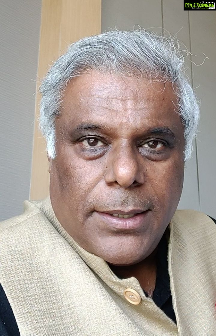 Ashish Vidyarthi Instagram - "My life isn't worth living..." There are times that each of us go through such thoughts.. A comment I read just before my event today, has prompted me to make this video. Dear friend...feel free to share your thoughts and questions... When you reach out, you will be heard. Warm regards & cheers as I get set to deliver the second IN PERSON event since 5thMarch. This one with Galderma ... Alshukran Bandhu... Alshukran Zindagi #reachout #unedited #raw #life #avidminer # #ashishvidyarthi #livingforward #lifechange #believe