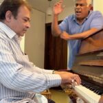 Ashish Vidyarthi Instagram - Chalte Chalte..Mere yeh geet yaad rakhna… #domorewithlife #reelitfeelit #reelkarofeelkaro #alshukranzindagis #alshukranbandhu #love #life #friendship #singing #sings #liveyourlives #livemanylives #piano #cover #ashishvidyarthi #behindthescenes #actor #mumbai #remix #share #trending #viral Mumbai, Maharashtra