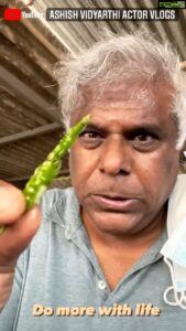 Ashish Vidyarthi Instagram - झणझणीत Vadapav in Alibaug 🤤😍🤤 
#domorewithlife 
#vadapav #alibaug #sea #gatewayofindia #mumbai #streetfood #food #foodvlogger #foodie #actorslife #actor #behindthescenes #jeelezindagizarasaaur #spicy #vadapav #reels #reelinstagram #reelkarofeelkaro #reelitfeelit #trendingreels #trending #viral #ashishvidyarthi #actorvlogs