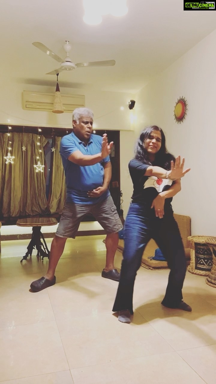 Ashish Vidyarthi Instagram - #jugnuchallenge teaching the “Vidyarthi” 🤓🤓🤓🤪🤪🤪🤪😝😝😝😝😝💃🏻💃🏻💃🏻💃🏻💃🏻💃🏻 @nikhitagandhiofficial don’t miss this one sistaaah ❤️🤗 #jugnuchallenge #ashishvidyarthi #aditipaul #jugnu #dance #reels #reelitfeelit #reelkarofeelkaro #reelsinstagram #badshah #yolo #remix #shareut #dancer #dancechallenge #friends #love #friendship #domorewithlife