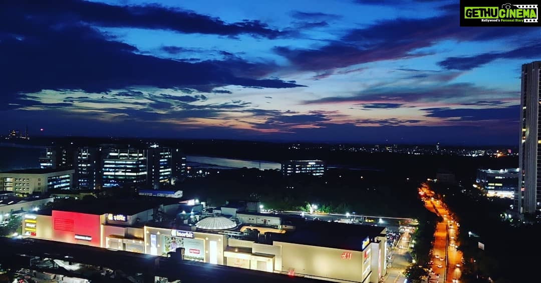 Ashish Vidyarthi Instagram - As the colours of the sky dip into the city! Mumbai