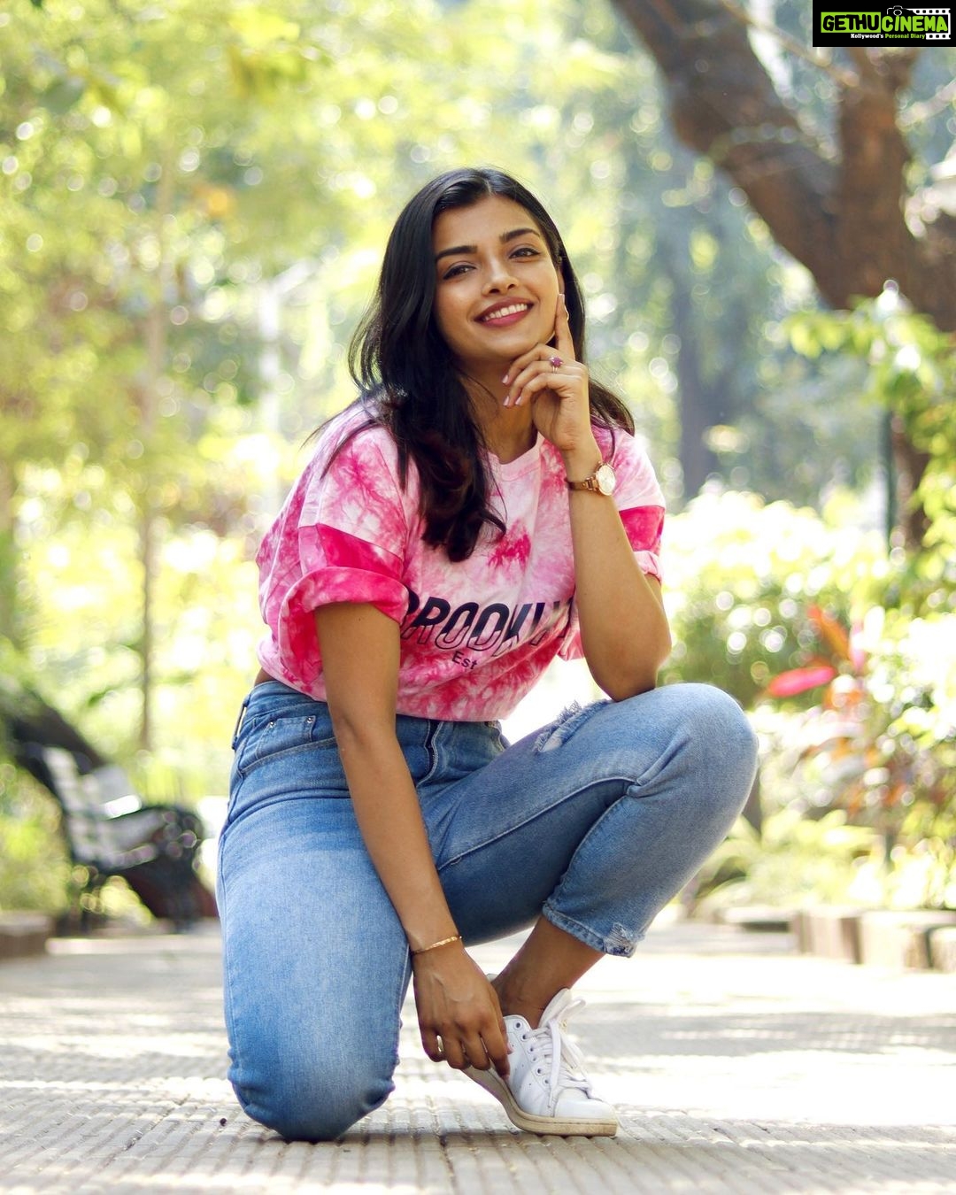 Ashna Zaveri Instagram - No matter what life throws at you there is always something to be thankful for, On days when I feel anxious , inadequate, not in my element I immediately switch into gratitude mode - simple things like being thankful for our food , good health , our loved ones can actually help elevate our state of being instantly. You can pick things that you appreciate the most in your life , it is a simple practise that can have a huge impact in the way we feel and respond around us. You tend to appreciate life a little more and worry a little less β€οΈ As they say βA grateful heart is a magnet for miracles.βπ«π§ββοΈ #gratitude #everyday #mindsetshift #appreciatethelittlethings