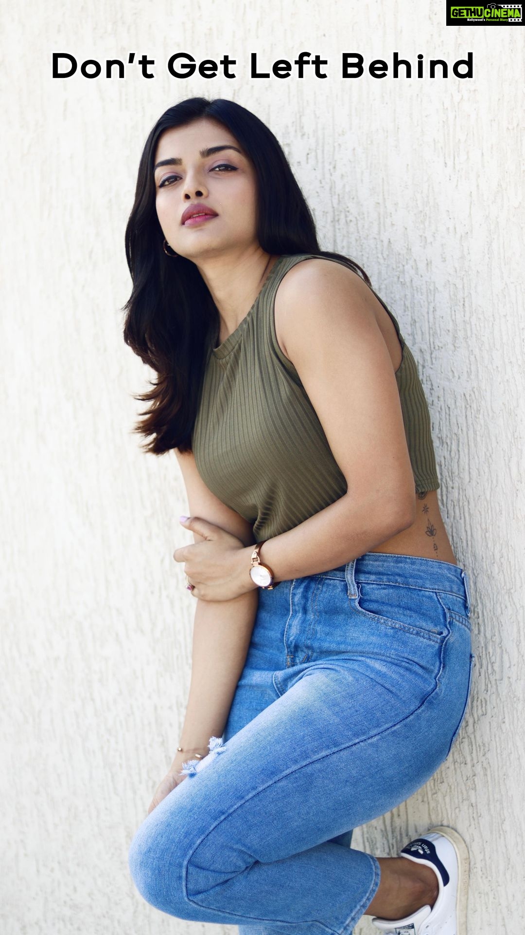 Ashna Zaveri Instagram - Your focus determines your reality. 3 techniques i use are - •Ichigiyo Zammai (focusing on one task at a time) •Embracing Boredom (not getting distracted by gadgets letting my mind just be ) •Meditation (inhale-exhale for atleast 20 mins ) #focused #mindtricks #awareness #inspiring #sundaymotivation #ashnazaveri Café - @thebodega_atperrycross