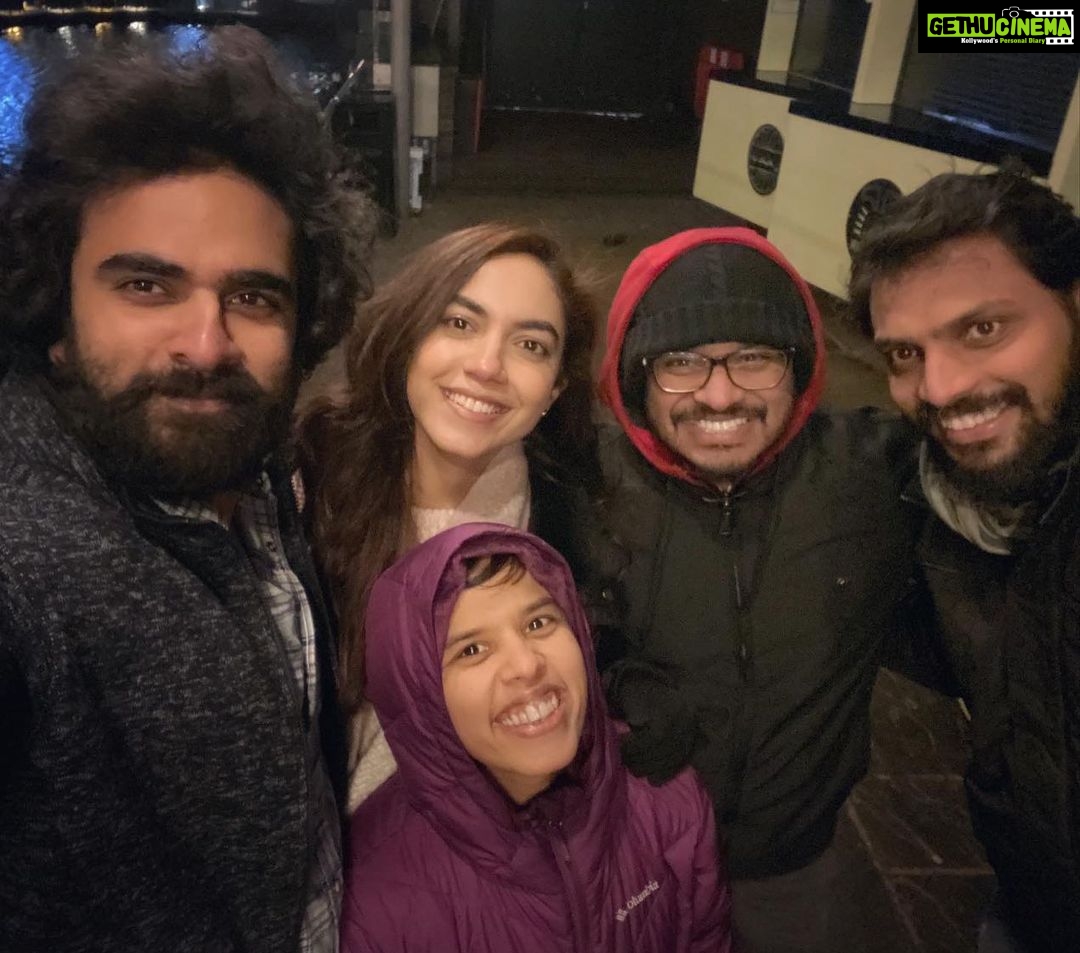 Ashok Selvan Instagram - Ninnila Ninnila / Theeni is one of those special films that has my heart and soul. Being Dev was such a wonderful experiment and experience that I’ll forever be grateful for. Today marks one year of this Beautiful film. Love forever to all the beautiful people I made it with. And my dear makkalay, thank you for all the love you gave us. Cheers and love. P.S. it’s available on @zee5 #1yearofninnilaninnila #NinnilaNinnila #Theeni