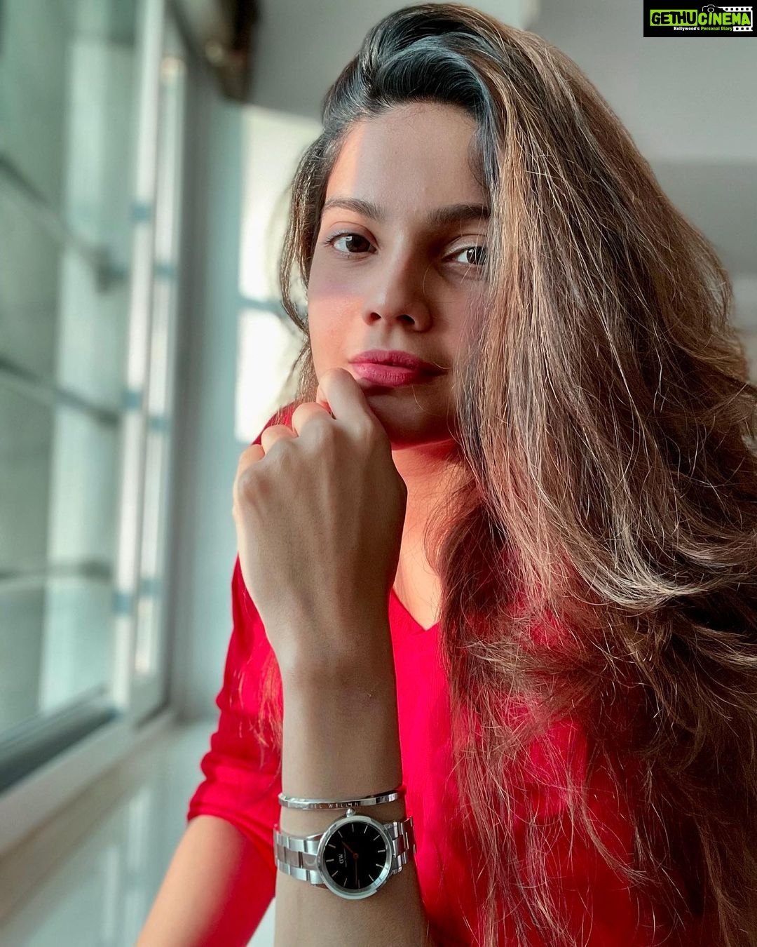 Ashrita Shetty Instagram - This the season to be jolly ❤ Adding to the holiday cheer is amazing offers from @danielwellington! Get up to 50% off when buying 3 or more items, additionally use my code "ASHRITA15" to get 15% more. #danielwellington #collaboration