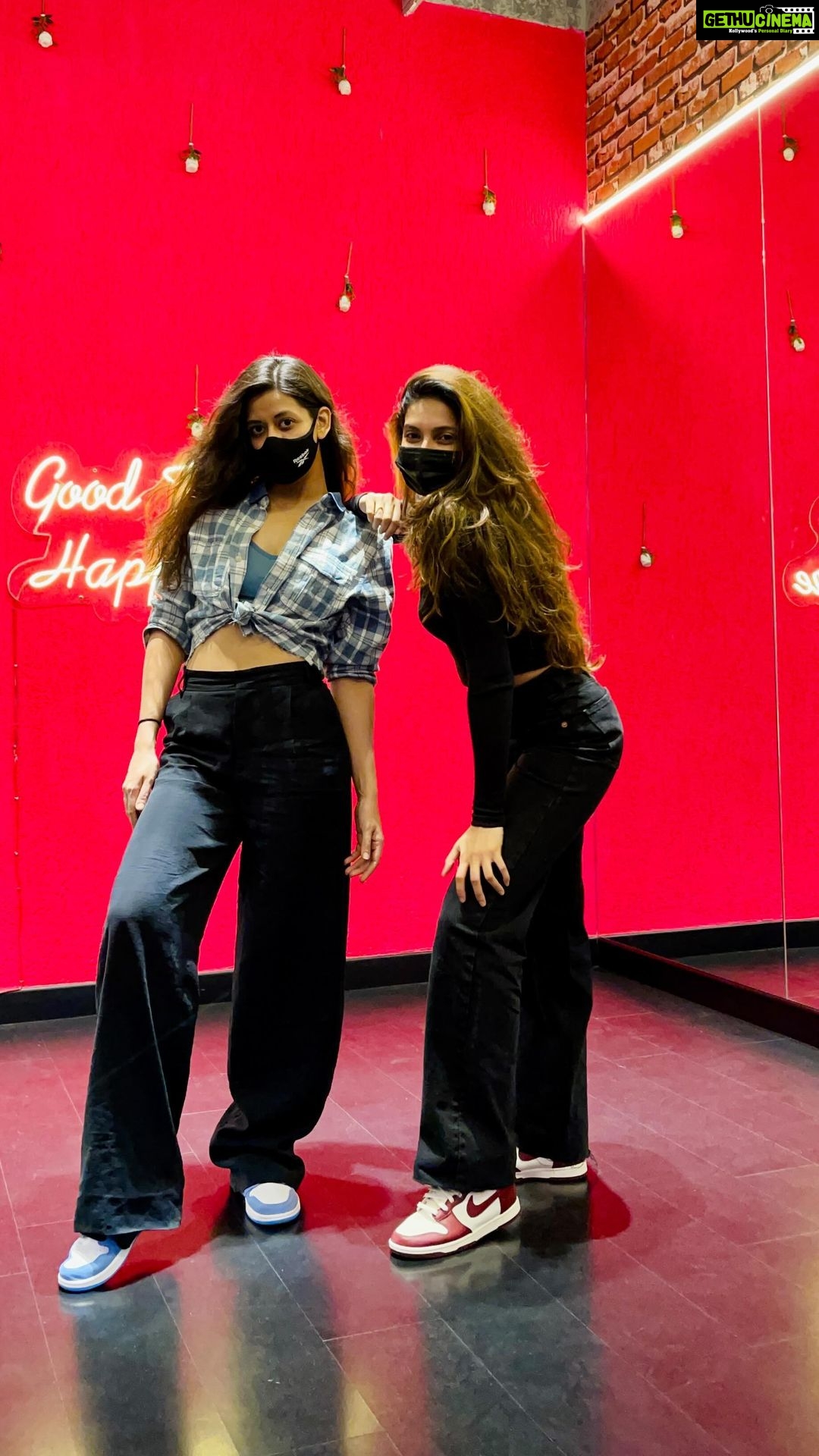 Ashrita Shetty Instagram - Hitting the k-pop dance trend with my favourite dance partner 🖤🤍 👟- @stolenkicks.in #pingpongchallenge🏓 #kpop