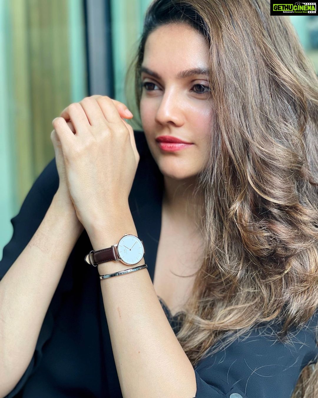 Ashrita Shetty Instagram - Black Friday sale is finally here. Shop @danielwellington products at up-to 50% off now! 😮 AND with my code "ASHRITA15" you get an extra 15% off. Hurry up!! #danielwellington #collaboration