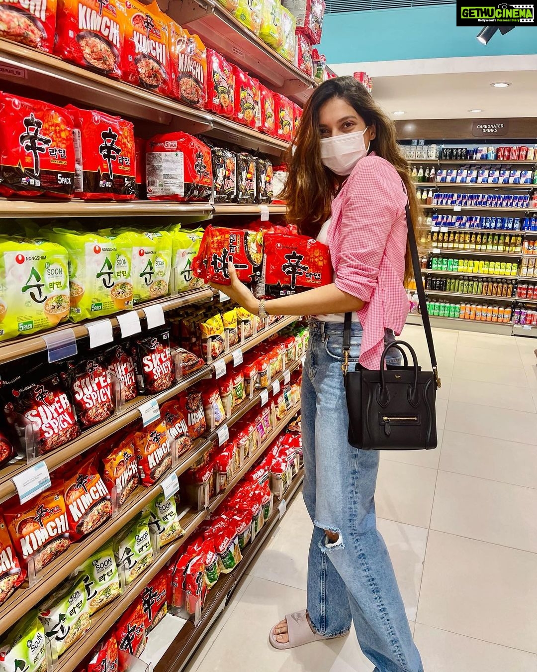 Ashrita Shetty Instagram - Went grocery shopping and almost lived in the ramen section 🌝🍜🛒 #ramenlover 💜