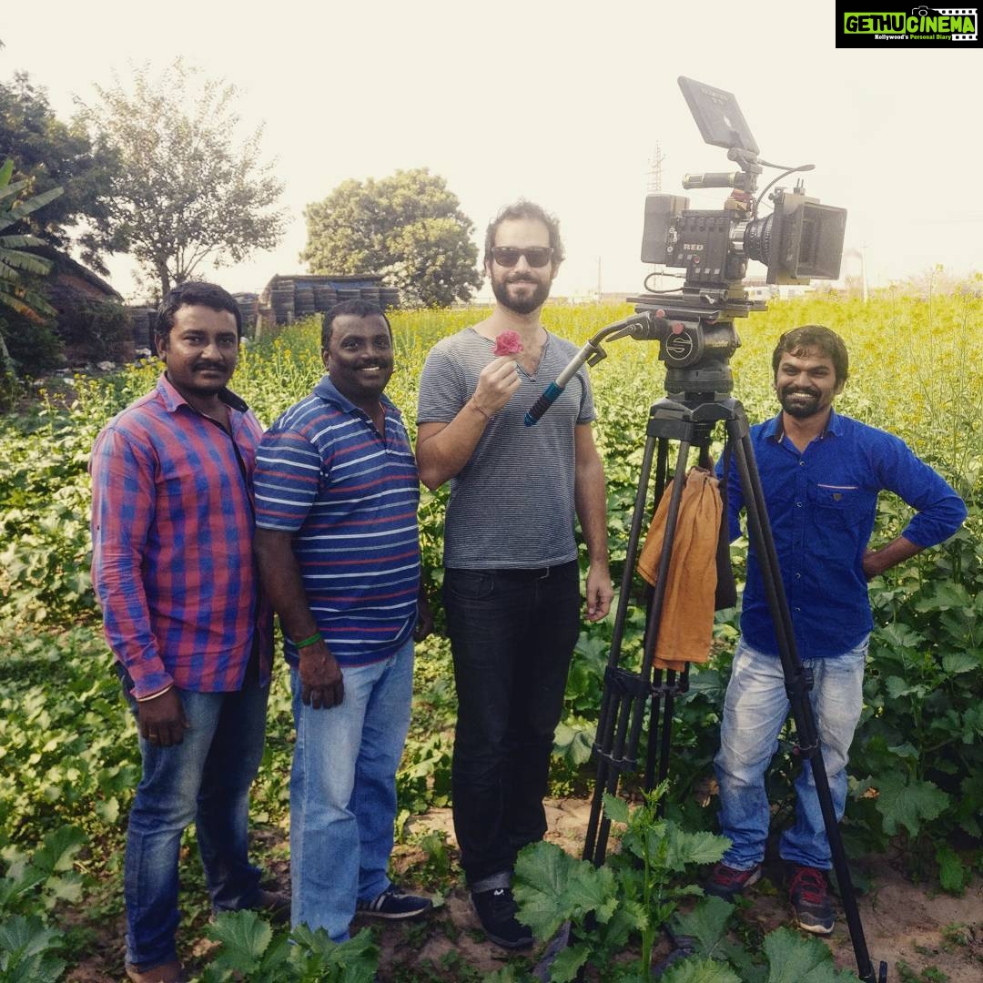 Ashwin Kakumanu Instagram - The camera dept of #ithuvedalamsollumkathai gifted a flower to our dop @robertozazzara. This is what the romantic flower fields of North india does to us. Bringing out our inner @official_shahrukh_khan #tujhedekhatohyehjaanasanam