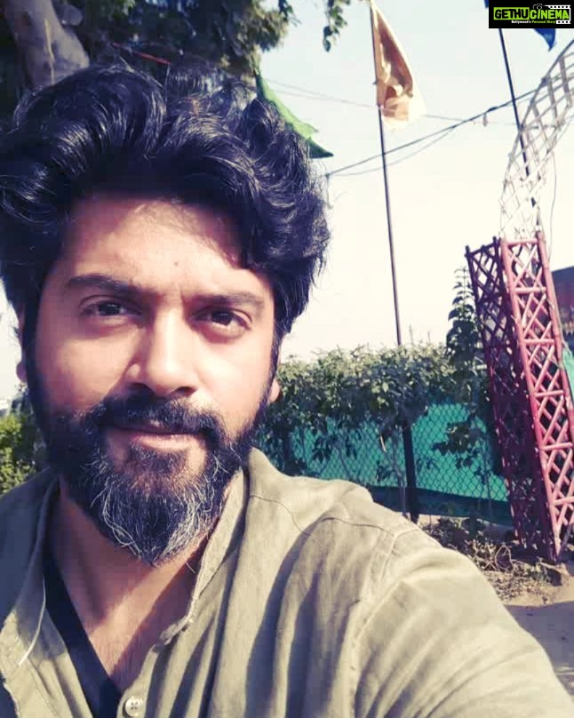 Ashwin Kakumanu Instagram - Lunch break at the #dhaaba #ithuvedalamsollumkathai #kodiparakkuthu #shootlife #phonephotographer #grizzled