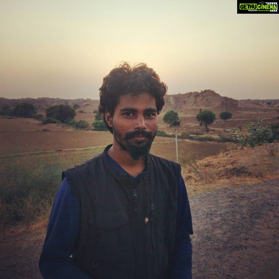 Ashwin Kakumanu Instagram - Where we are is so beautiful right now everyone's doing photo sessions :) *#IdhuVedhalamSollumKathai #sunset #selfies #chambalvalley