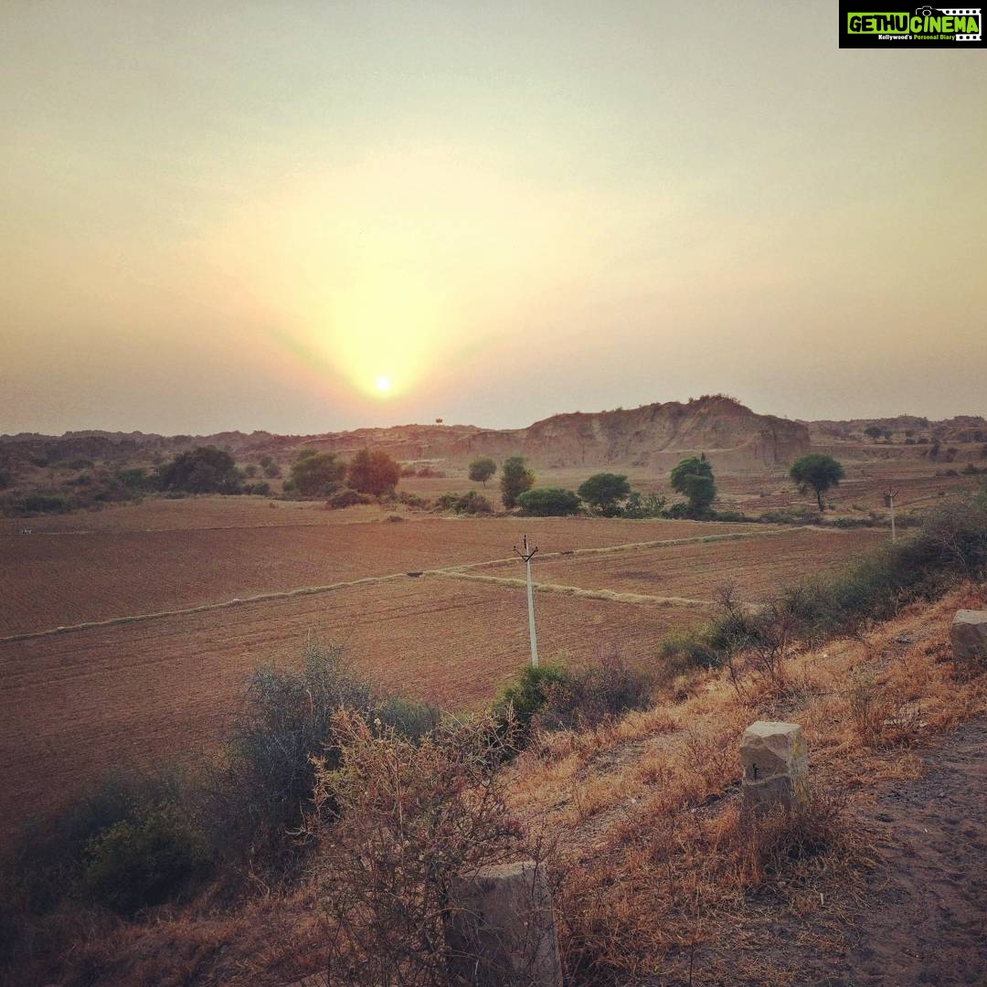 Ashwin Kakumanu Instagram - Where we are is so beautiful right now everyone's doing photo sessions :) *#IdhuVedhalamSollumKathai #sunset #selfies #chambalvalley