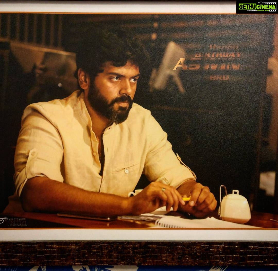 Ashwin Kakumanu Instagram - A birthday gift I got from the AD and still photographer of #ithuvedalamsollumkathai. Thank you Karthi and Sheik for this kickass photo. Think I'm ready for a gangster script now 😈