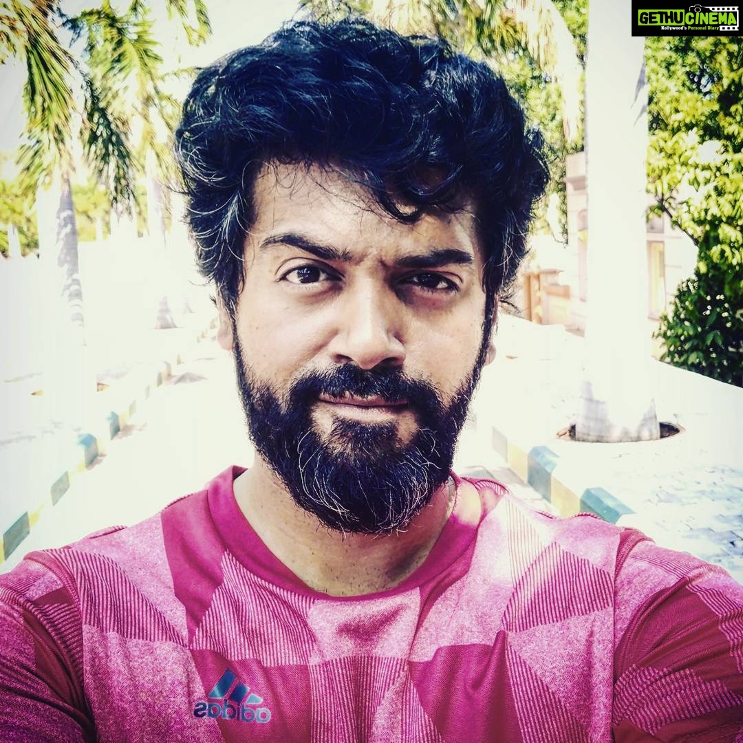 Ashwin Kakumanu Instagram - Took the off day to go for a walk around #ramojifilmcity and headed out to get a crash course on textiles, courtesy the wife @son_emk and @jayalakshmisundaresan. Had the pleasure of meeting Suraiya Ma'am and was taken around her unit that specialise in himroo and mashru ( look it up 😛) Ate some killer hydrebadi biryani and then ended the day at chaarminar! #traveldiaries #ithuvedalamsollumkathai