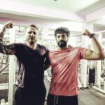 Ashwin Kakumanu Instagram - Get up for at 1-30am to get ready to shoot the sunrise with @gregburridge for #ithuvedalamsollumkathai and still find the energy to hit the gym at 7 pm! Helps when you have this guy as your co-star. Watch out hyderabad. #tats #wrestler #beards #gentlegiants