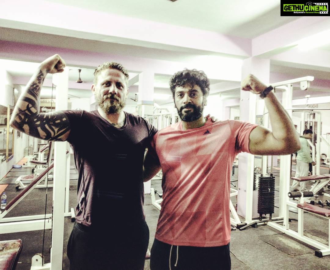 Ashwin Kakumanu Instagram - Get up for at 1-30am to get ready to shoot the sunrise with @gregburridge for #ithuvedalamsollumkathai and still find the energy to hit the gym at 7 pm! Helps when you have this guy as your co-star. Watch out hyderabad. #tats #wrestler #beards #gentlegiants