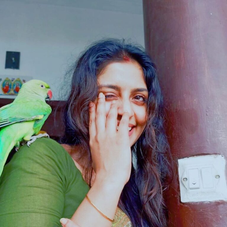 Athmiya Instagram - When we shared some unconditional thoughts 😬🌟🦜❤️ “She decided to free herself,dance into the wind,create a new language..And birds fluttered around her,writing “yes” in the sky..”❤️🦜❤️