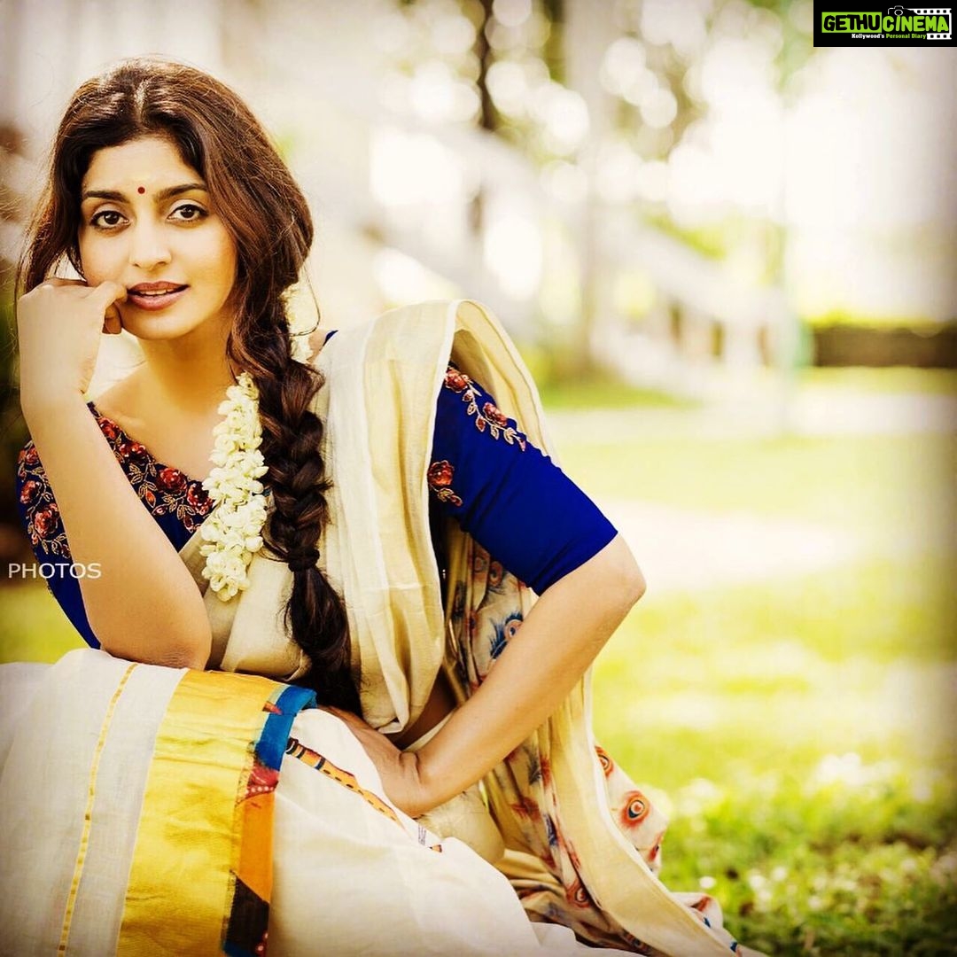 Athmiya Instagram - Happy Onam ๐ผ๐ธ๐ป๐บ๐น๐ท๐๐พ๐PC @nek_photos ๐Styling @remya_akhilesh ๐Costume ๐๐คดโค๏ธ