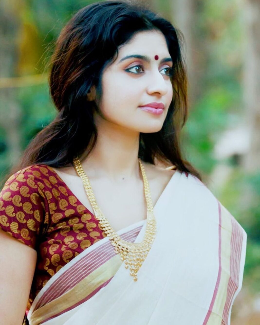 Athmiya Instagram - Beautiful encounters are planned long before ❤️❤️Here was when i..🤭🙈🥰 Click courtesy Kunjettan Styling kunjechi 😜@prasadathira 😍😍😍