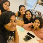 Athmiya Instagram - The Notorious Gang 😎😘🤗❤️ @sulthana_mehr @aparna.das1 @tanviram @sandhya_kp_ @haritha_haribabu My people ❤️