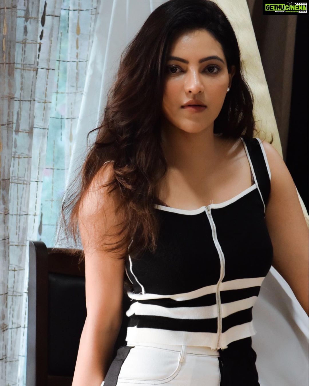 Athulya Ravi Instagram - Life is better in black and white 🤗🤗 #blackandwhite #colours #sunrise #naturalhair !! 📸 @irst_photography