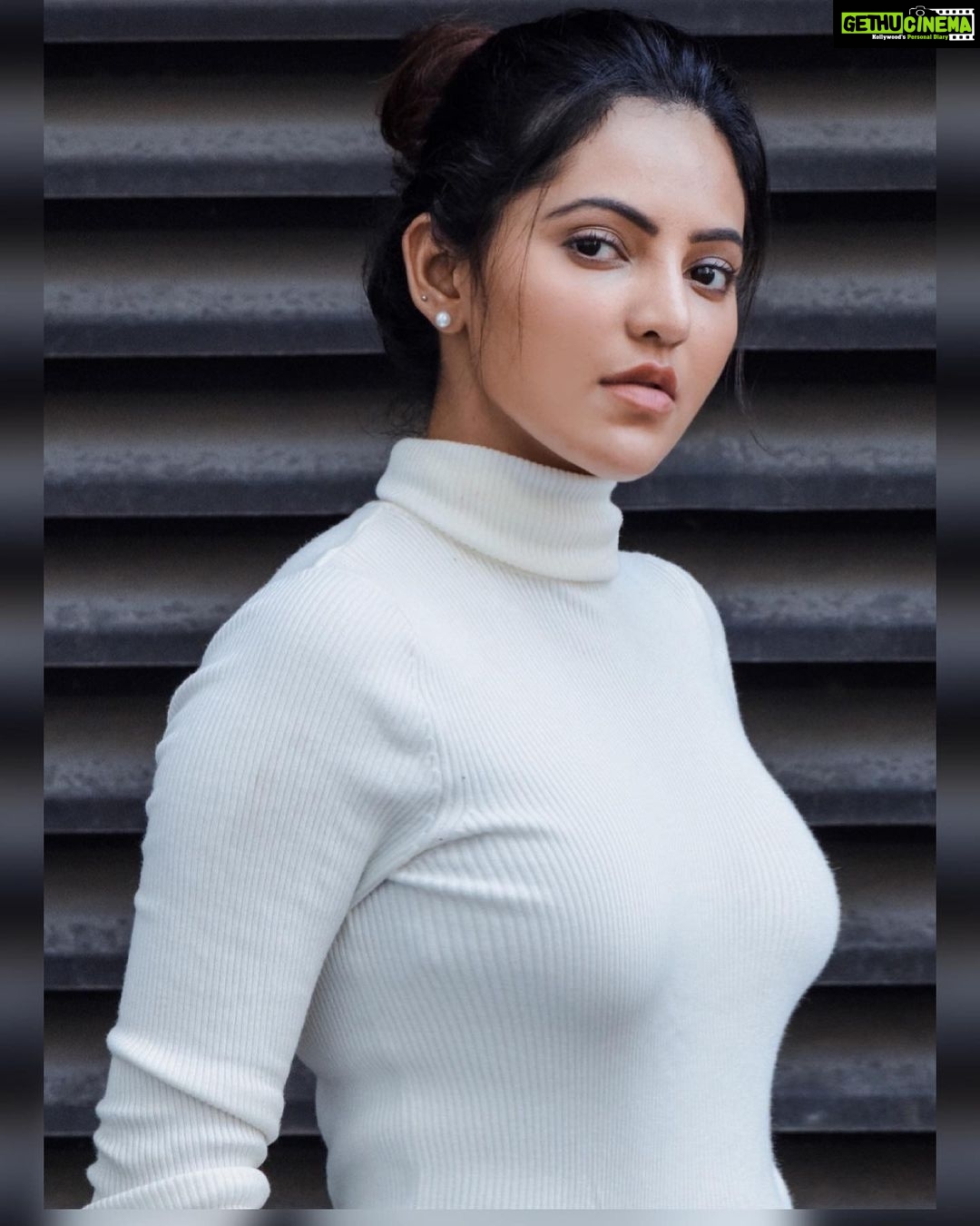 Athulya Ravi Instagram - Dont let your dreams stay dreams !!! #sundayquotes❤️ #dreambig #loveforever !!! Clicked @irst_photography 📸