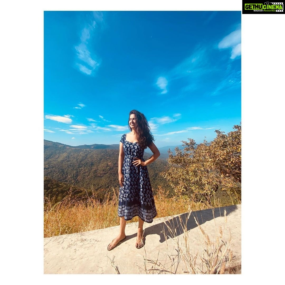 Avika Gor Instagram - Photography: @milindchandwani ladka mere liya kitna kuch kar raha hai🥲 Outfit: mumma’s idea (dress made out of a lungi) kaisa laga? Have you guys done something like this? If yes, please share in the comments I would love some ideas for the future🤓 Hair: genetics & humidity Makeup: nahi kiya Location: somewhere on the way Hyd-Goa P.s. I wore a mask at all times (only took it off for the pics as there was no one around.) Pls stay safe if you guys plan to step out.😊 Ek aur baat, Maldives wala sky toh apun ke paas bhi hai! 🤣 #showoff