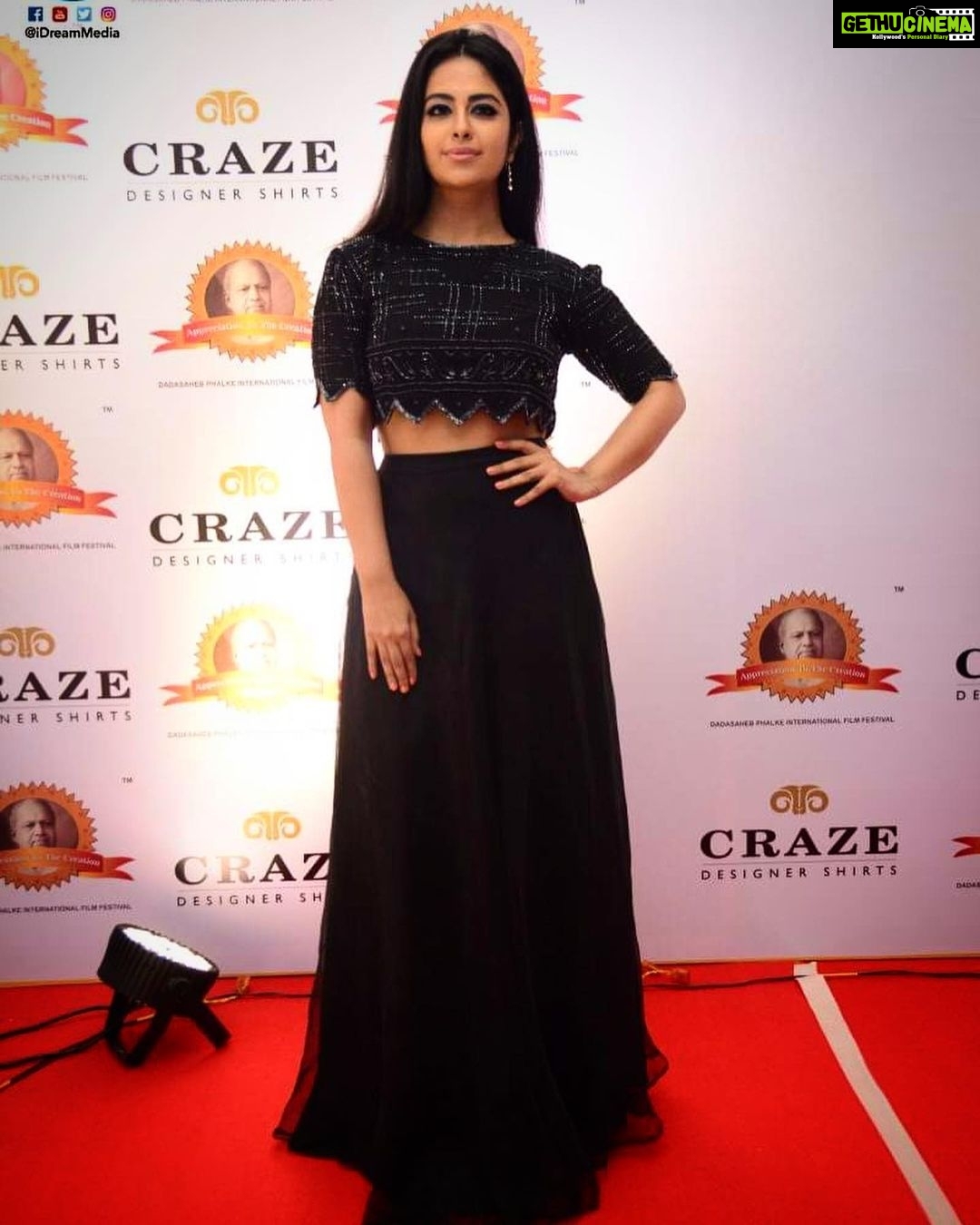 Avika Gor Instagram - You Inspire me my friend! With @milindchandwani š At @dpiff_official #dadasahebphalkeawards #south 20.09.2019 #outfit by @archithanarayanamofficial #hairstylist : Vijay Kanth #styled by @sandhya__sabbavarapu N convention, Madhapur
