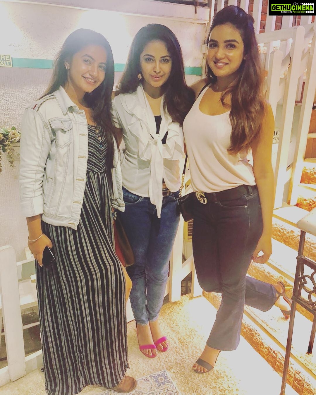 Avika Gor Instagram - With these 2 Hotties ππ.. An evening filled with #fun #hugs #kisses #gossips #selfies #laughter #MOVIEDATE #DINNERDATE Thank you @disneyindia for having us over for #incredibles2 !! Guys itβs super cute .. do watch it!
